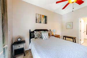 um quarto com uma cama e uma ventoinha de tecto em Magic St em Orlando