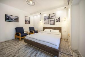 um quarto com uma cama e 2 cadeiras em DayFlat Apartments em Kiev