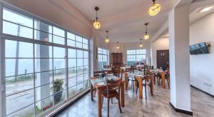 Misthill Rest - Lavish Villa餐厅或其他用餐的地方