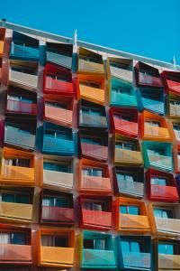 un edificio con finestre colorate sul lato di Holiday Inn Express - Malta, an IHG Hotel a San Giuliano