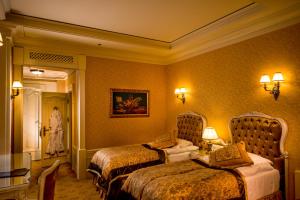 Postel nebo postele na pokoji v ubytování Nobilis Hotel