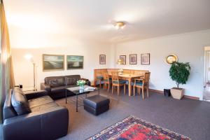 una sala de estar con un sofá y una mesa en LH Bremer Strasse, Hausteil 2, en Wenningstedt
