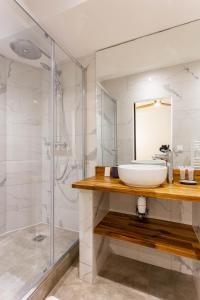 een badkamer met een wastafel en een douche bij CMG Oberkampf - Truillot G in Parijs