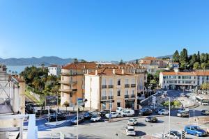 una ciudad con coches estacionados en un estacionamiento en Colline Azur YourHostHelper en Cannes