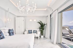 Canaves Oia Suites - Small Luxury Hotels of the World客房内的一张或多张床位