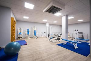 een fitnessruimte met een grote ruimte met loopbanden en machines bij Hotel Auditorio Santiago & Spa in Lugo