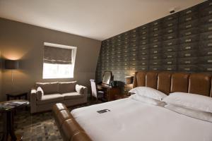 Giường trong phòng chung tại Hotel du Vin Cannizaro House Wimbledon