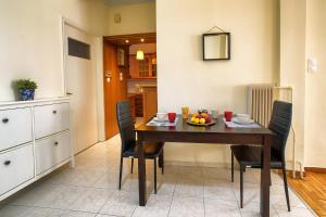 una mesa de comedor con un bol de fruta. en Acropolis Lovely Flat in Plaka, en Atenas