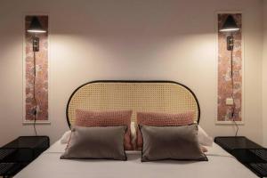 um quarto com uma cama grande e 2 candeeiros em Romantic Flat in the heart of the city em Avignon