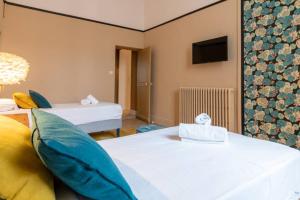 a hotel room with two beds and a tv at Romantic Flat in the heart of the city in Avignon