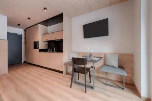 jadalnia ze stołem i krzesłem w obiekcie Simple Life Apartments w mieście Rauris