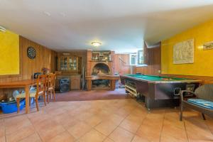 uma sala de estar com uma mesa de bilhar e uma cozinha em Villa Lux Nina with six bedrooms, private pool, sauna em Zadar