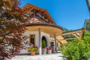 a house with a balcony with flowers on it at Apartm. & BB Ferienidylle Gstrein in Rablà