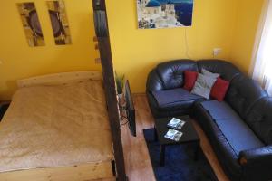 sala de estar con sofá y cama en Nádasdy Studió Apartment, en Szombathely