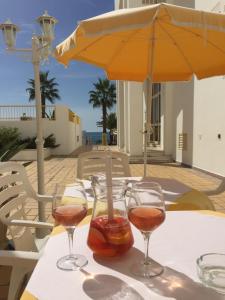 dois copos de vinho numa mesa com um guarda-chuva em Apartment in Algarve,Vilamoura em Vilamoura