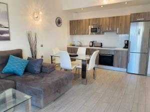 Η κουζίνα ή μικρή κουζίνα στο Luxury Two Bed Seaviews