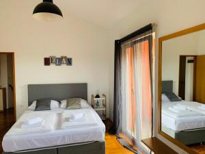 Un dormitorio con dos camas y un espejo. en Villa Balera, en Zadar 28 fotos más