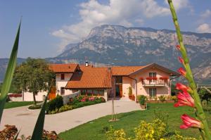 ein Haus mit einem Berg im Hintergrund in der Unterkunft Agriturismo Maso Grener in Lavis