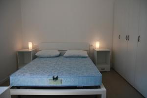 リド・ディ・イエゾロにあるVillaggio Solveig Family Apartmentsのベッドルーム1室(ベッド1台、ナイトスタンド2台付)