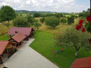 ブランにあるPensiunea din Livadaのピクニックテーブルと公園のある庭園の空中景色