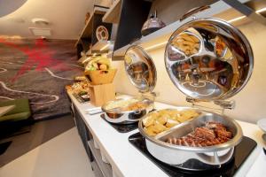 Comida en o cerca de este hotel