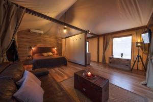 Postel nebo postele na pokoji v ubytování Glamping Tents and Mobile Homes Trasorka