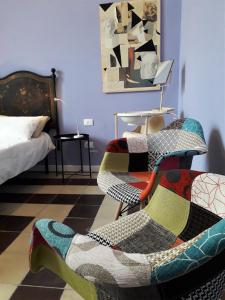 Pokój z łóżkiem i parą krzeseł w obiekcie I Templari B&B self-contained w mieście Brindisi