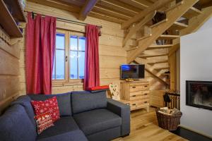 Televízia a/alebo spoločenská miestnosť v ubytovaní Sun&Ski Maciejówka