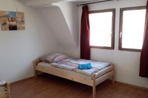 سرير أو أسرّة في غرفة في Workers House mit 7 Zimmern, Terrasse und Balkon
