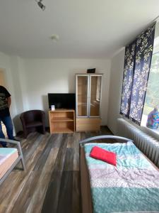 una habitación con una cama y un tocador. en Ruhige 3-Zimmerwohnung im Norden Bremens für Monteure und Geschäftsreisende, en Bremen