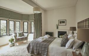 Ένα ή περισσότερα κρεβάτια σε δωμάτιο στο Oughtershaw Hall +36 φωτογραφίες