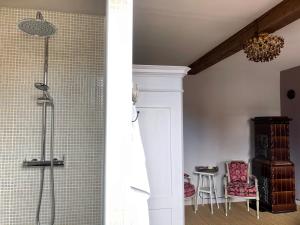 サント・マリー・オー・ミーヌにあるB&B La Clé d'Alsaceのバスルーム(シャワー、テーブル、椅子付)