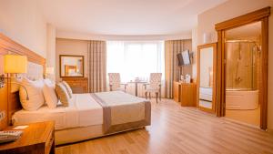 Postel nebo postele na pokoji v ubytování Yücesoy Liva Hotel Spa & Convention Center Mersin