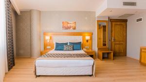 Postel nebo postele na pokoji v ubytování Yücesoy Liva Hotel Spa & Convention Center Mersin