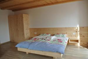Säng eller sängar i ett rum på Ferienwohnung Unterkofler
