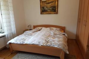 Bett mit Daunendecke in einem Schlafzimmer in der Unterkunft Welcome to enjoy Maribor ! in Maribor
