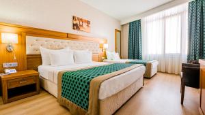 Postel nebo postele na pokoji v ubytování Yücesoy Liva Hotel Spa & Convention Center Mersin