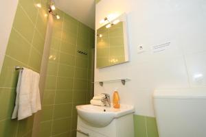 Ένα μπάνιο στο Nirvana Rooms & Apartments