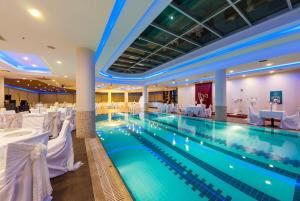 Bazén v ubytování Yücesoy Liva Hotel Spa & Convention Center Mersin nebo v jeho okolí