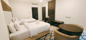 Posteľ alebo postele v izbe v ubytovaní Manazil Aldar Hotel