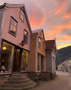 Gallery image of Den Gule Krambua - Gamle Lærdalsøyri - main street old town in Lærdalsøyri