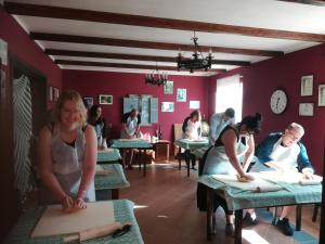 Agriturismo Polla في Camporgiano: مجموعة من الناس يجلسون على الطاولات في المطعم