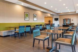 Comfort Suites Camp Hill-Harrisburg West tesisinde bir restoran veya yemek mekanı