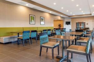 a dining room with tables and chairs in a restaurant at Comfort Suites Camp Hill-Harrisburg West in Harrisburg