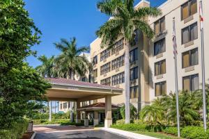 Blick auf die Vorderseite des Hotels in der Unterkunft Comfort Suites Miami - Kendall in Kendall