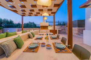 Χώρος καθιστικού στο Estella Villa with Pool, Children Area, BBQ & Magnificent Views!