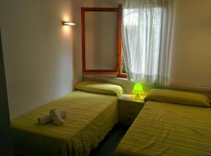 um quarto com duas camas e uma janela em SOLMAR MENORCACOM 19 em Cala'n Bosch