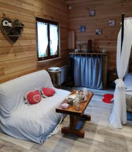 Χώρος καθιστικού στο Chalet chaleureux à Louâtre avec piscine partagée
