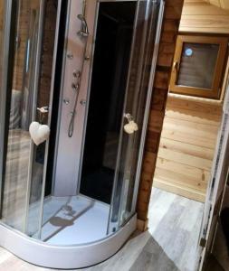 Ένα μπάνιο στο Chalet chaleureux à Louâtre avec piscine partagée