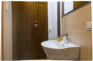 a bathroom with a sink and a shower at Sguardo sul Corso in Boiano